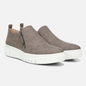 SOUL Naturalizer Taupe slip on sneaker, size 6.5